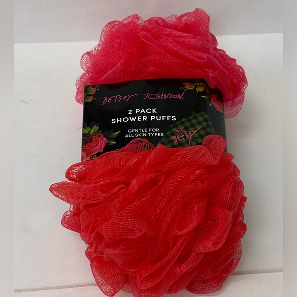 New in box Betsey Johnson 2 pack pink shower puffs - Picture 3 of 8